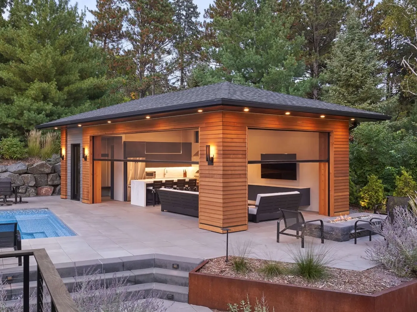 Pavillon de piscine avec toiles motorisées Phantom rétractées