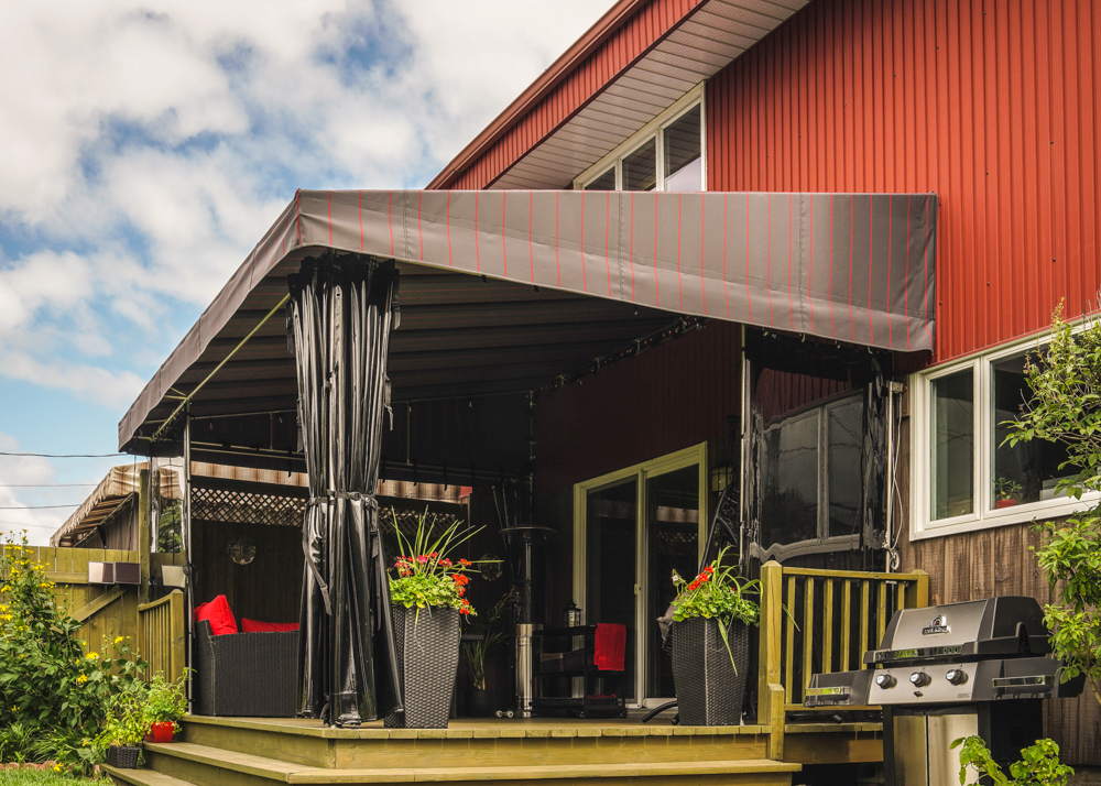 Auvent de patio fixe avec rideau - Résidentiel • Été